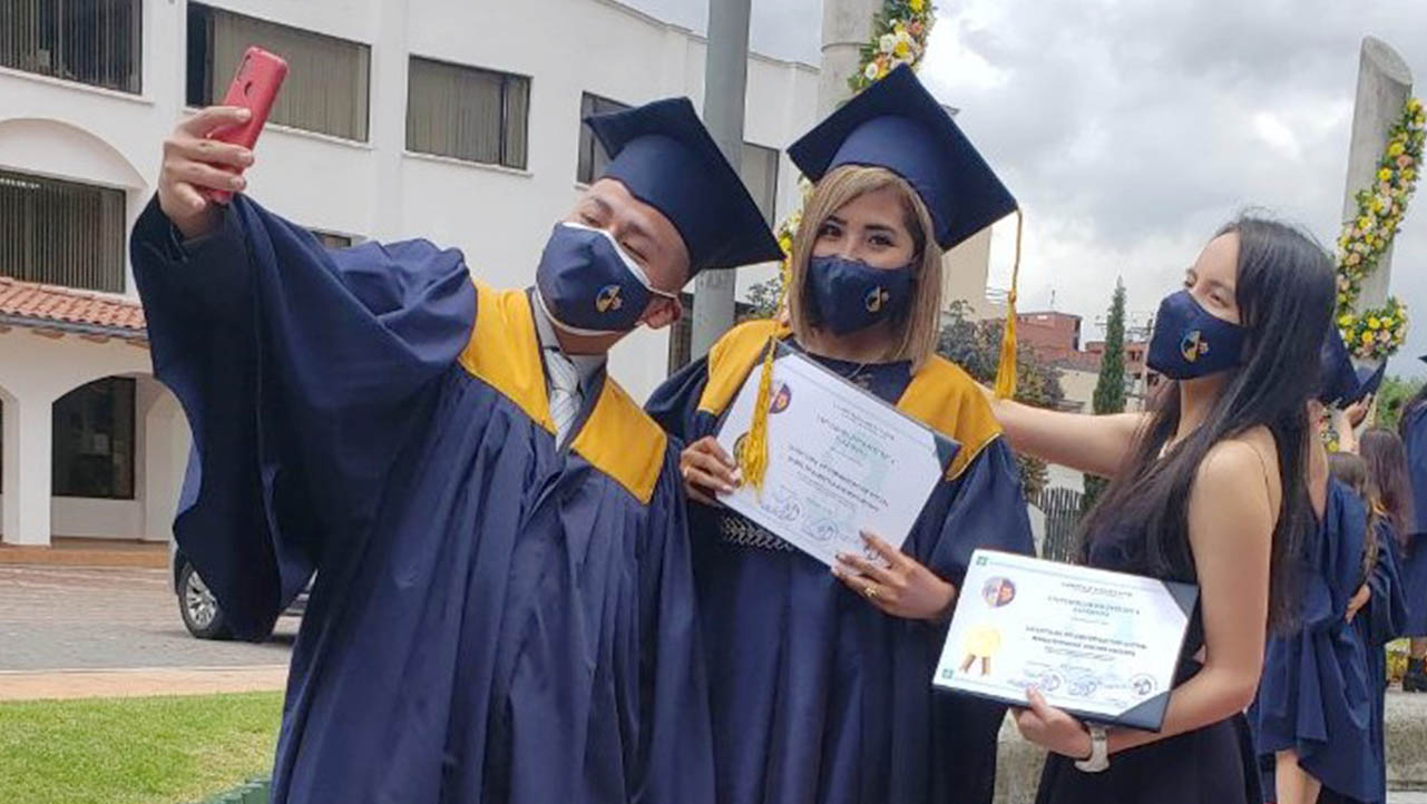 Graduados compartiendo su alegría con sus compañeros