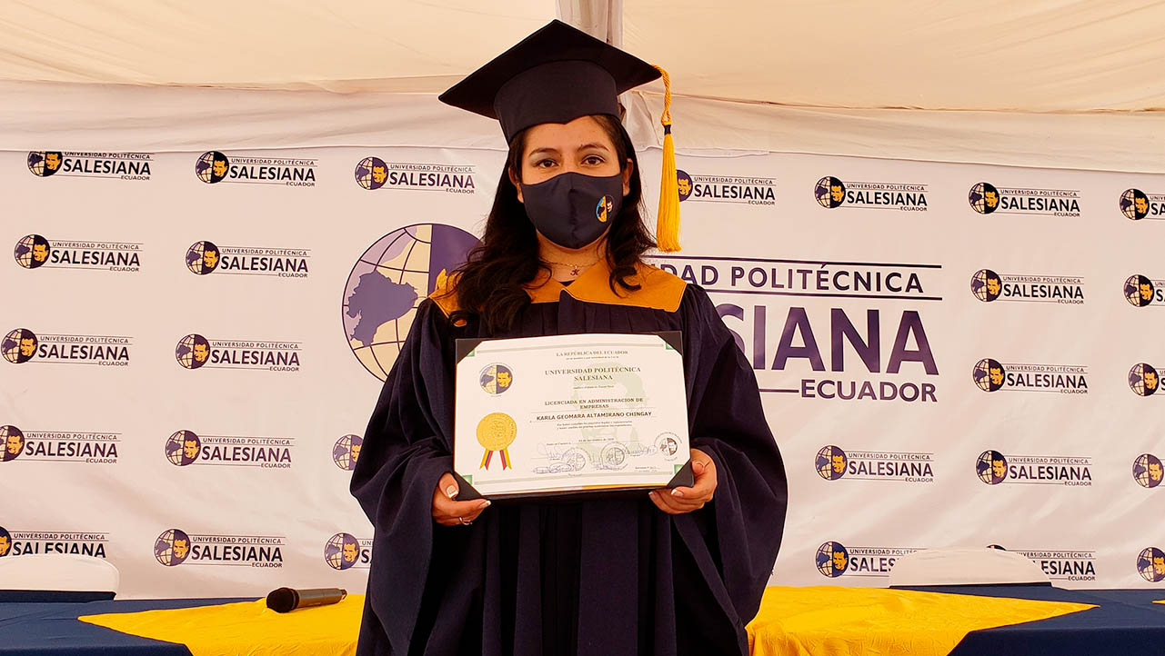Karla Altamirano, representante FEUPS, recibió su título de Administradora de Empresas