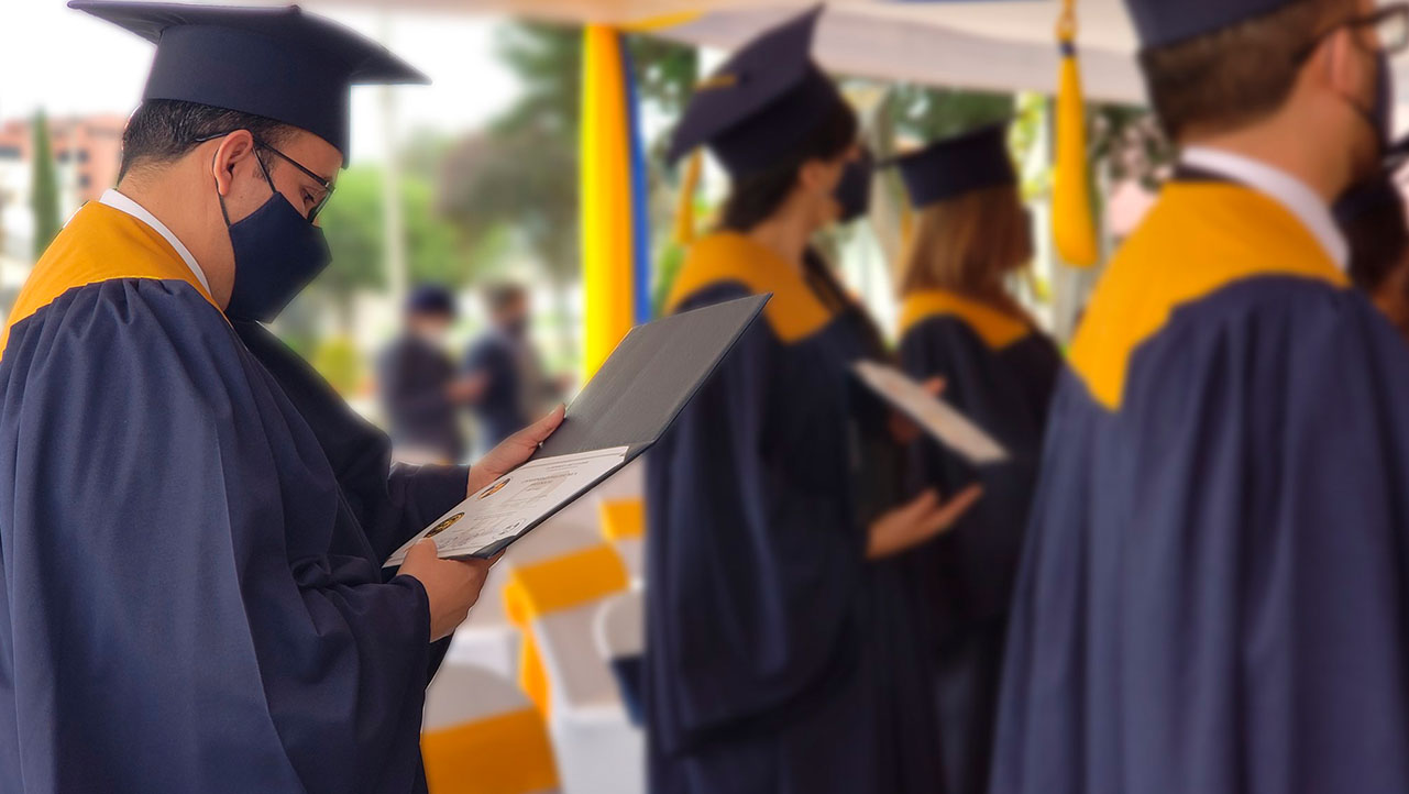 Entrega de títulos a los graduados de la Maestría en Administración de Empresas