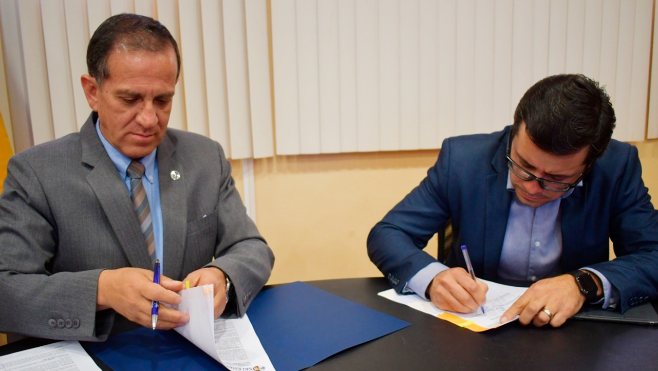 Fernando Moscoso and Javier Martínez signing the agreement