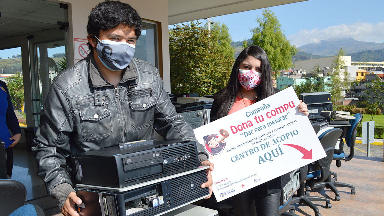 Estudiantes de la carrera de Computación Isaac Castro y Rebeca Freire