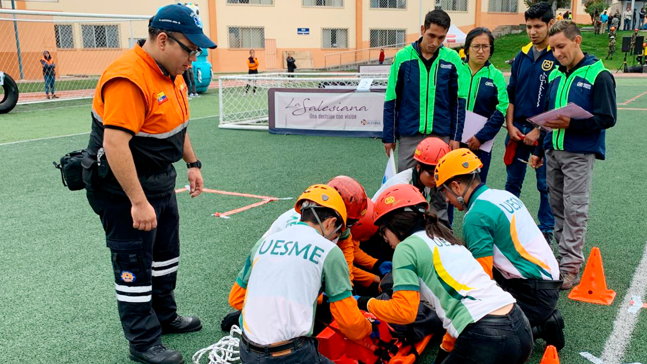 Participantes de la U.E. Santa María de la Esperanza durante una de las pruebas en la zona de víctimas