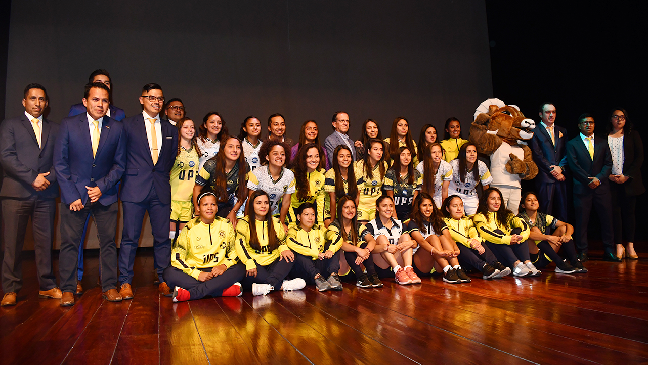 Plantel de Carneras UPS durante la presentación de la indumentaria y equipo