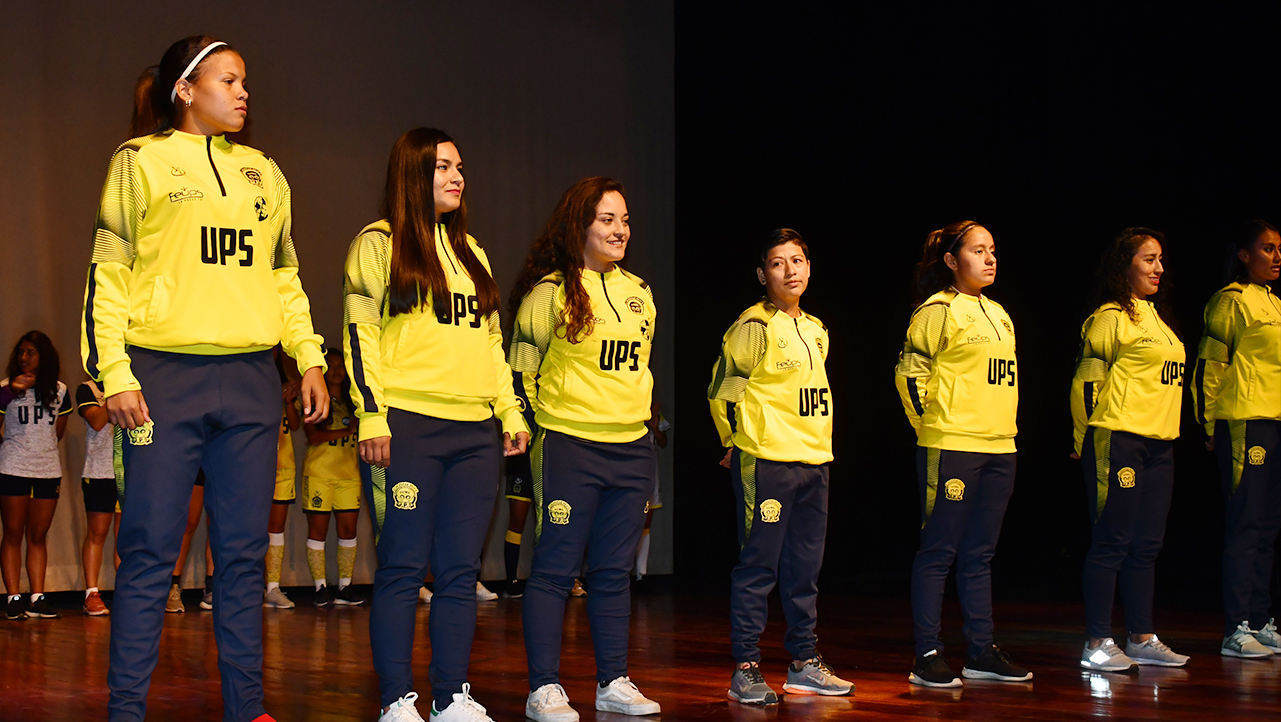 Uniforme de calentador que vestirá el equipo femenino