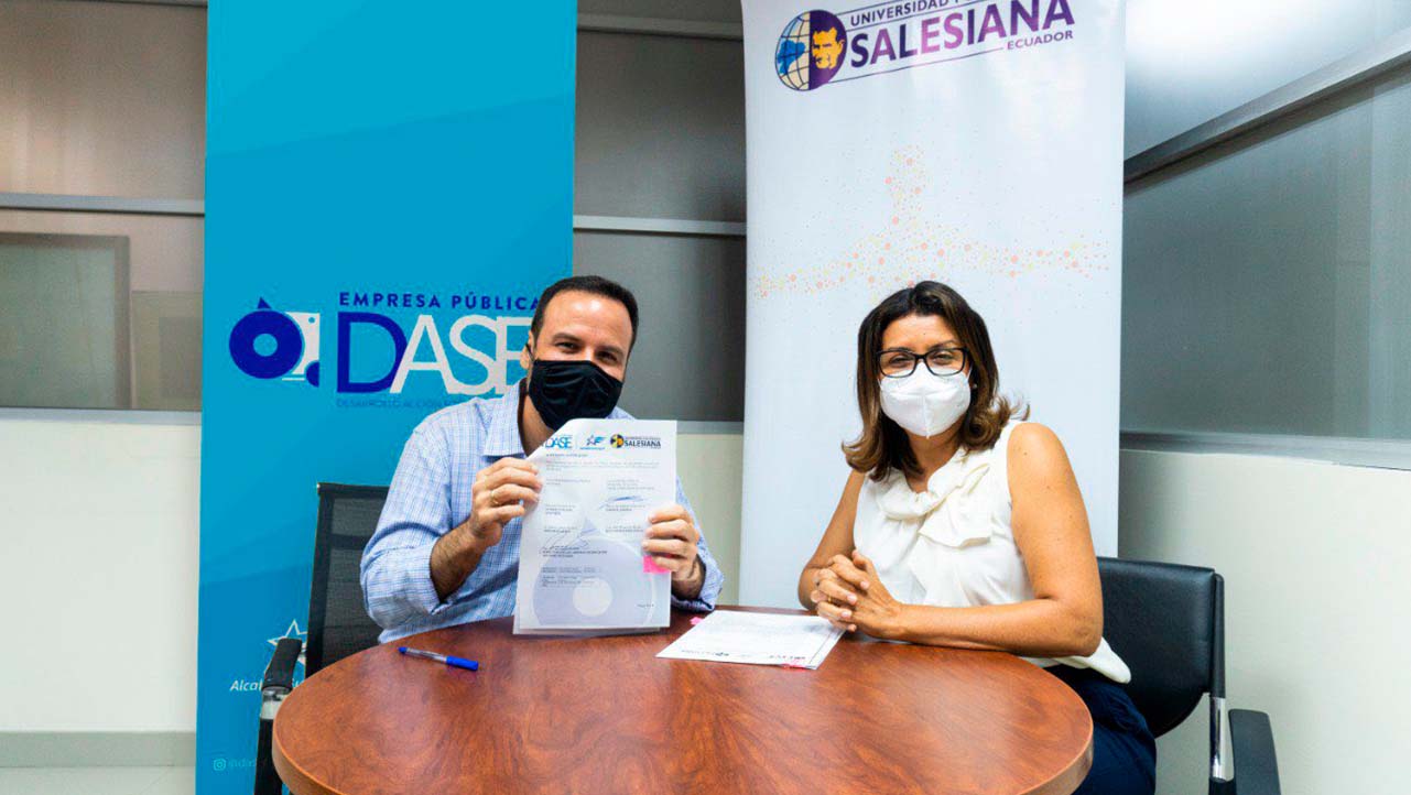 Jorge Acaiturri and Susana Pombo signing the agreement