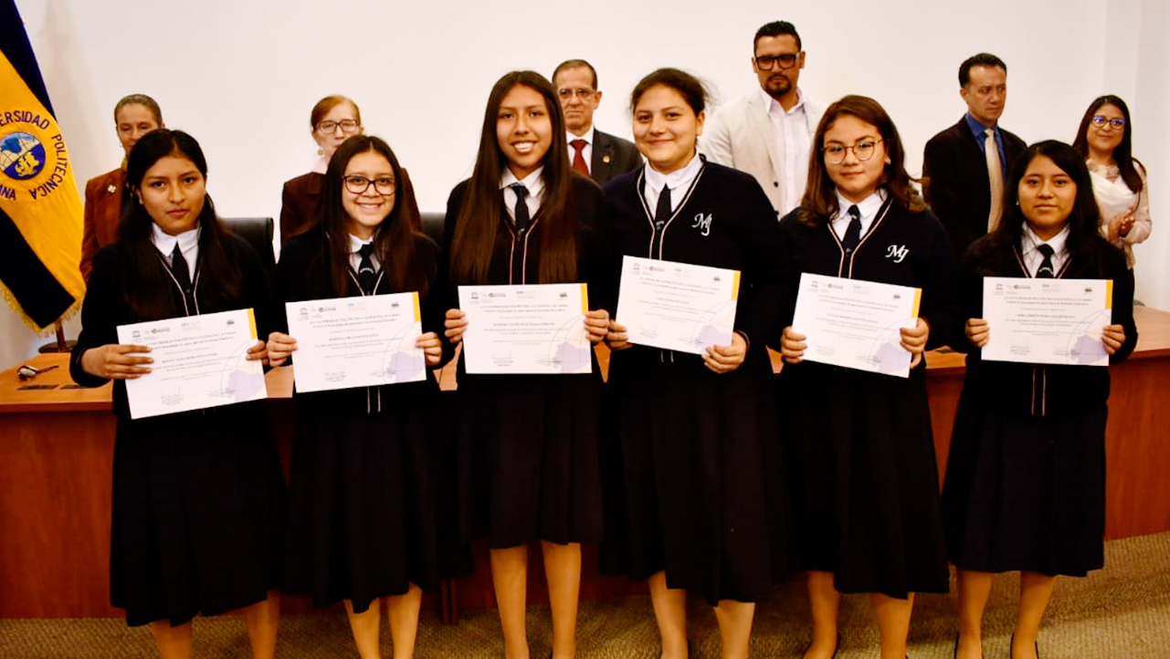 Estudiantes de la Unidad Educativa Santa Mariana de Jesús reciben su certificado por los talleres que han participado