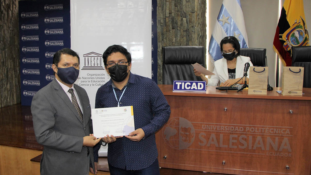 Vicerrector de la sede Guayaquil entrega un certificado de aprobación del curso