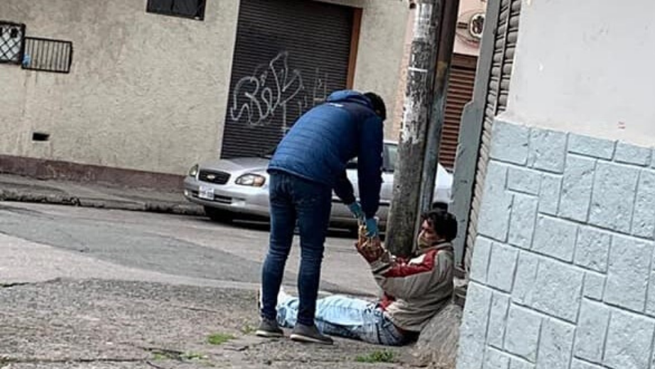 Entrega de desayunos a personas vulnerables