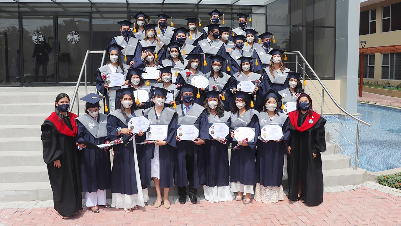 Graduados de posgrado junto a las Coordinadoras de Maestrías