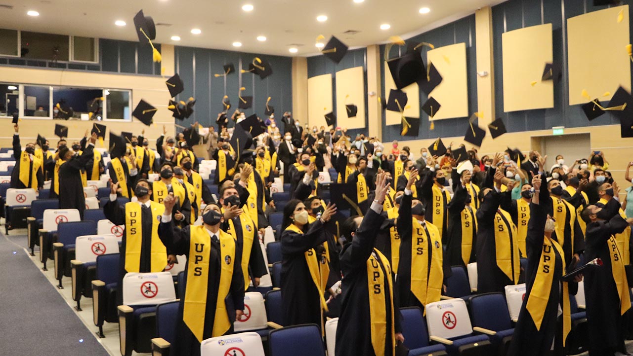 Graduados celebran con alegría la finalización de sus estudios de grado