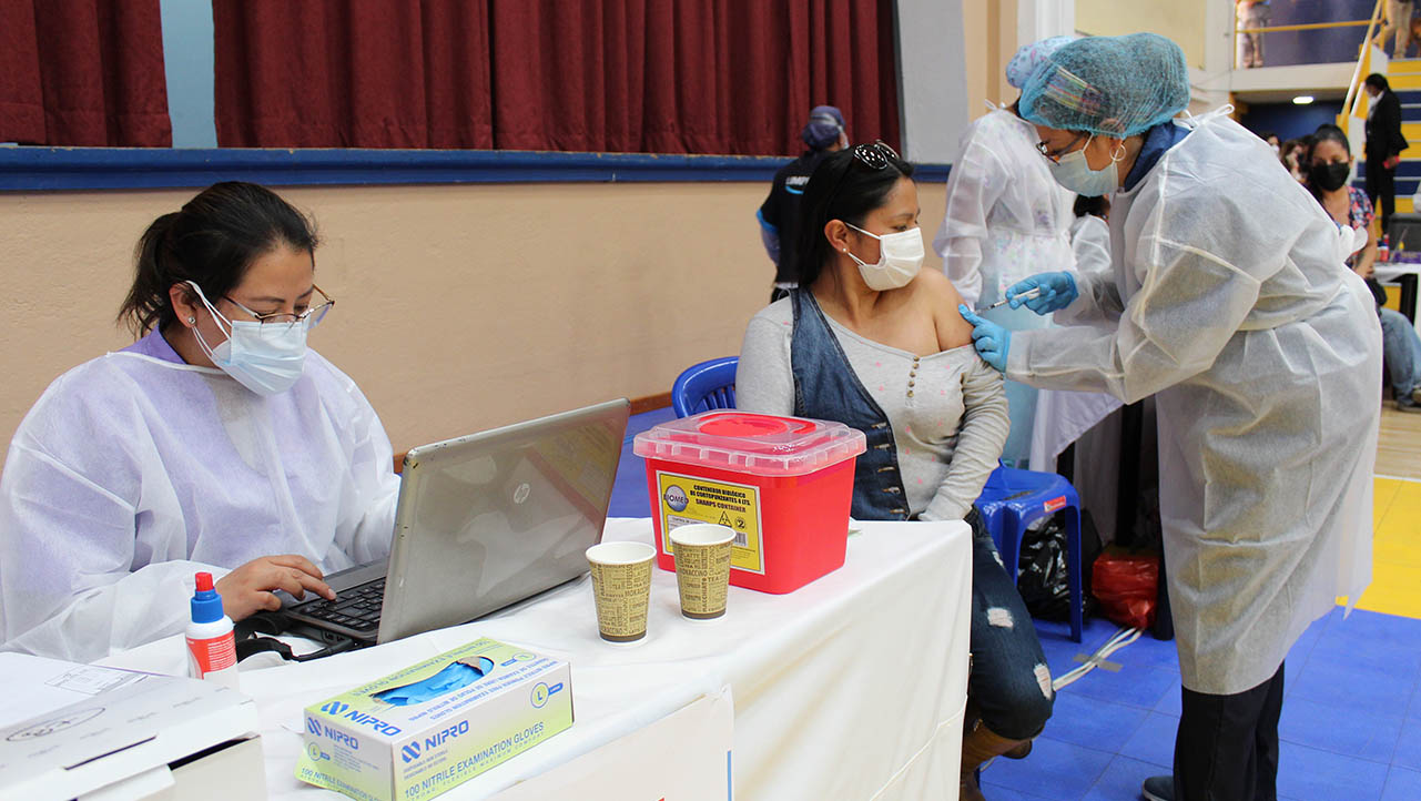 Campaña de vacunación se realiza en el coliseo del campus El Girón de la sede Quito