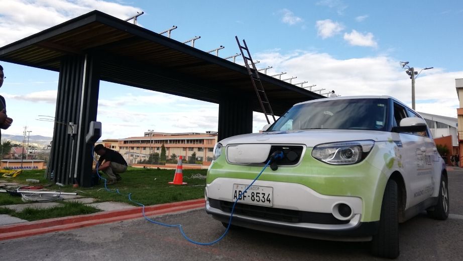 Estación de la planta de energía solar fotovoltaica en la sede Cuenca