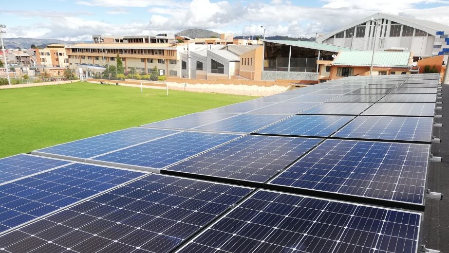 Paneles solares instalados en la estación de la planta de energía solar fotovoltaica