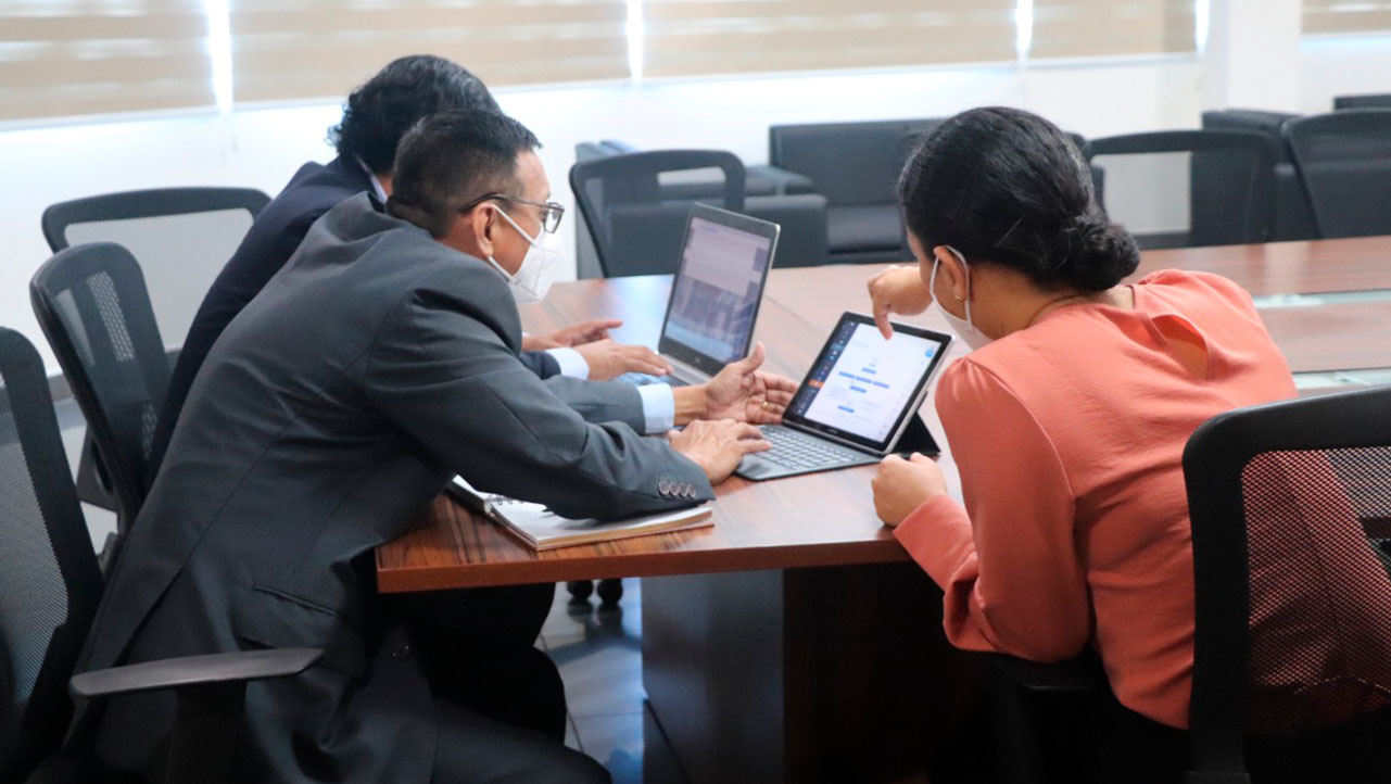 Directivos compartiendo información de los programas de maestrías