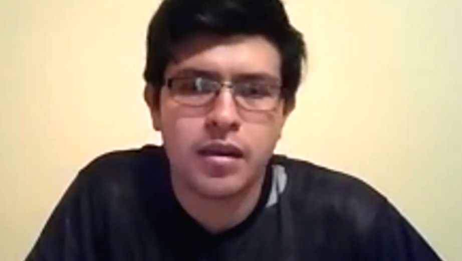 Estudiante de Ingeniería Automotriz durante la clase