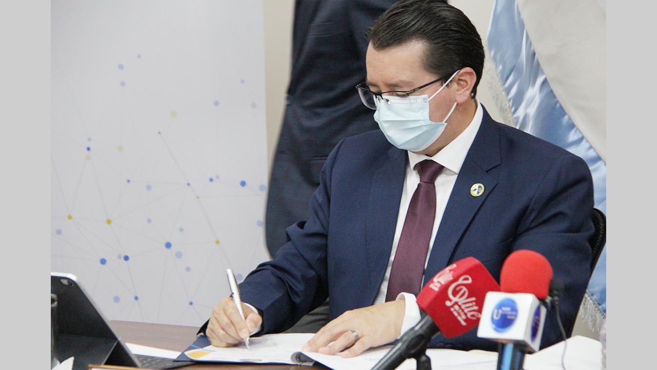 P. Juan Cárdenas, durante la firma del convenio macro con la CTE