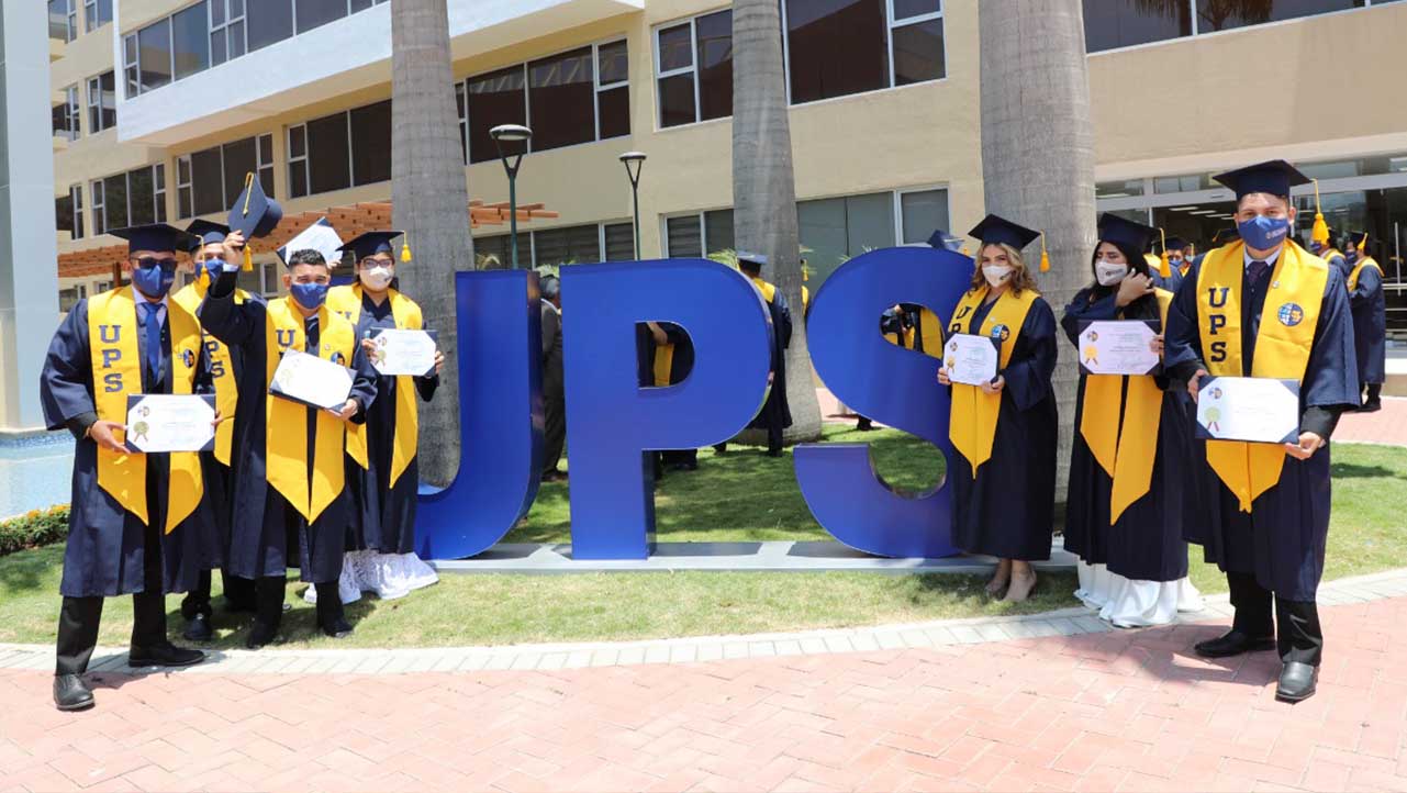 Grupo de graduados de la carrera de Ingeniería Industrial