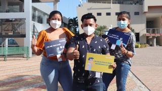 Estudiantes de la sede Guayaquil luego de recibir su vacunación contra la covid-19