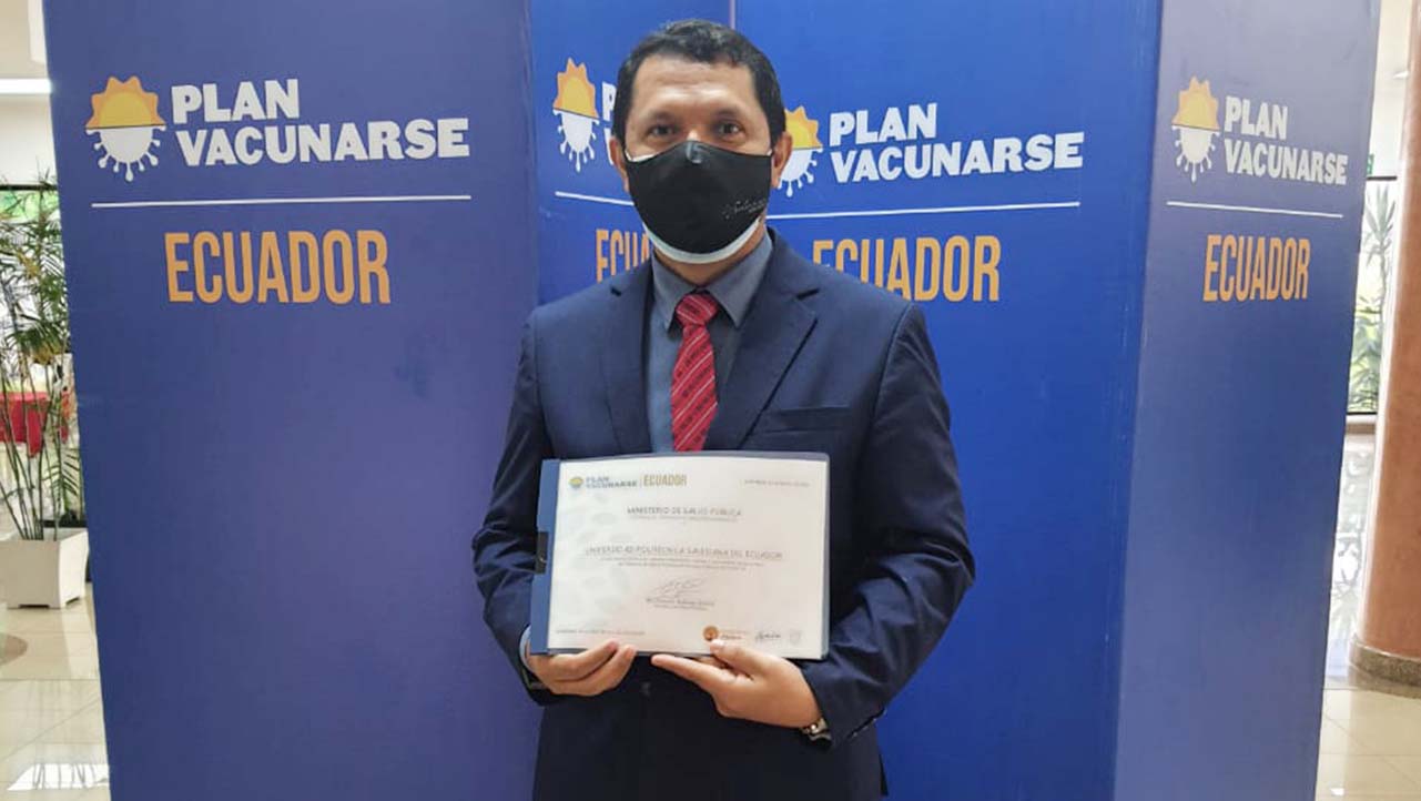 Raúl Álvarez, Vicerrector de la sede Guayaquil recibe un reconocimiento por parte del MSP