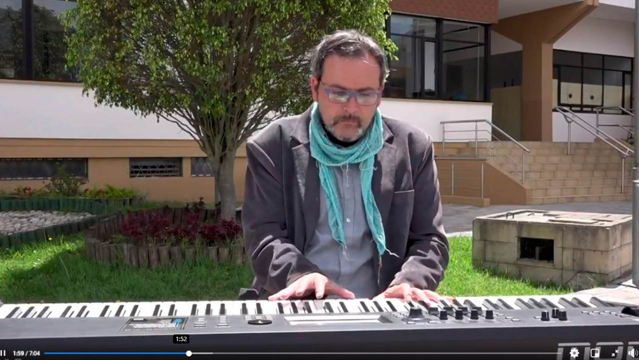 Profesor Davide Matrone en su interpretación musical da la bienvenida a los participantes de la feria