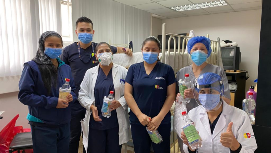 Médico del HVCM agradeciendo a la Carrera de Psicología de la UPS.