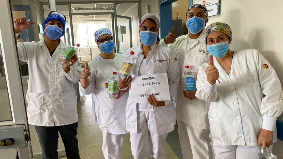 Grupos de médicos con parte del kit entregado
