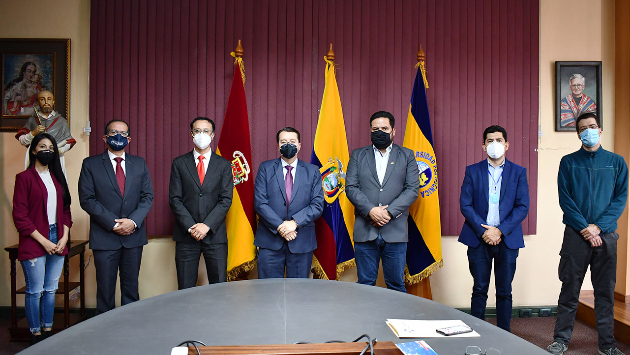 Autoridades presentes en la firma del convenio desarrollado en el rectorado de la UPS