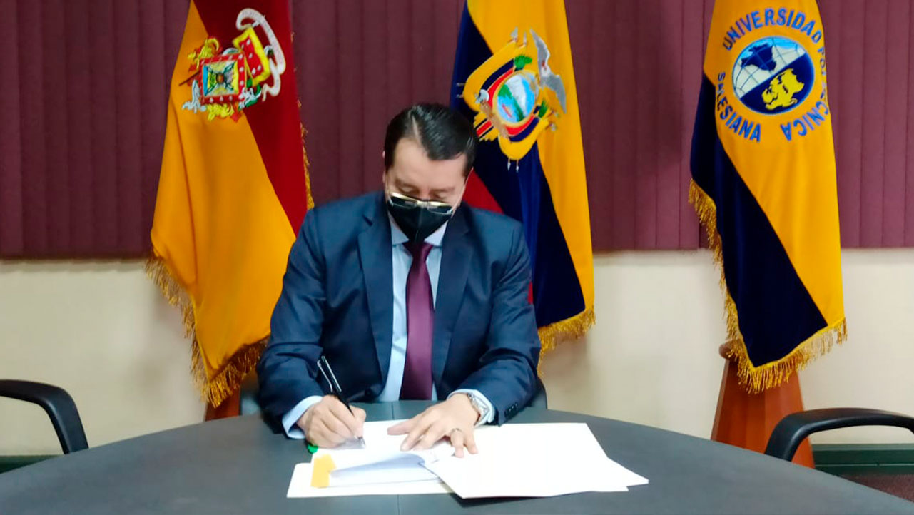 P. Juan Cárdenas, rector de la UPS en la firma del convenio