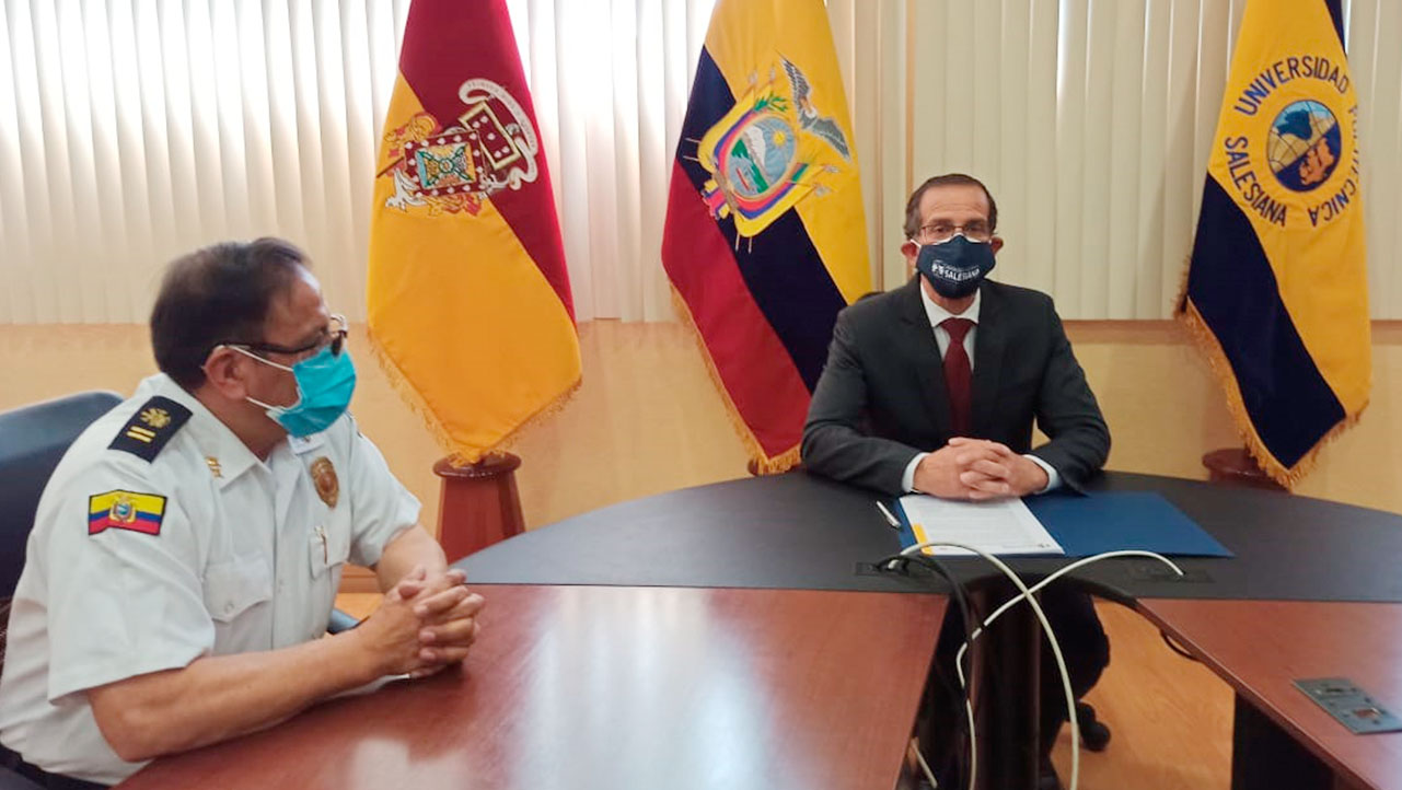 Patricio Lucero, Jefe del Cuerpo de Bomberos de Cuenca y Fernando Moscoso, Vicerrector de la sede Cuenca durante la reunión