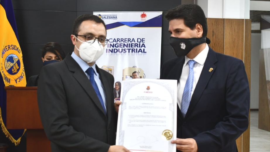 Entrega de acuerdo por parte de la Municipalidad de Cuenca a la carrera de Ingeniería Industrial por sus 20 años de creación