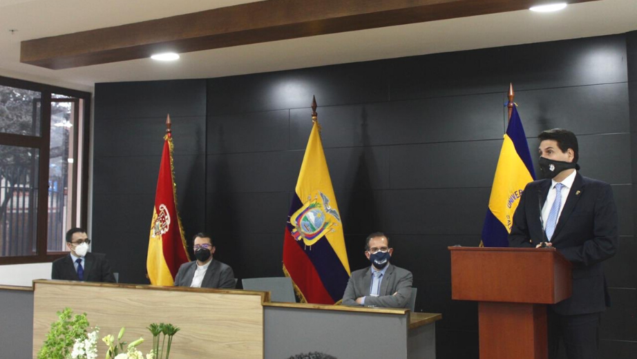 (Imagen cortesía) Ing. Pedro Palacios, alcalde de la ciudad de Cuenca durante su discurso en la sesión solemne por los 20 años de la carrera de Ingeniería Industrial
