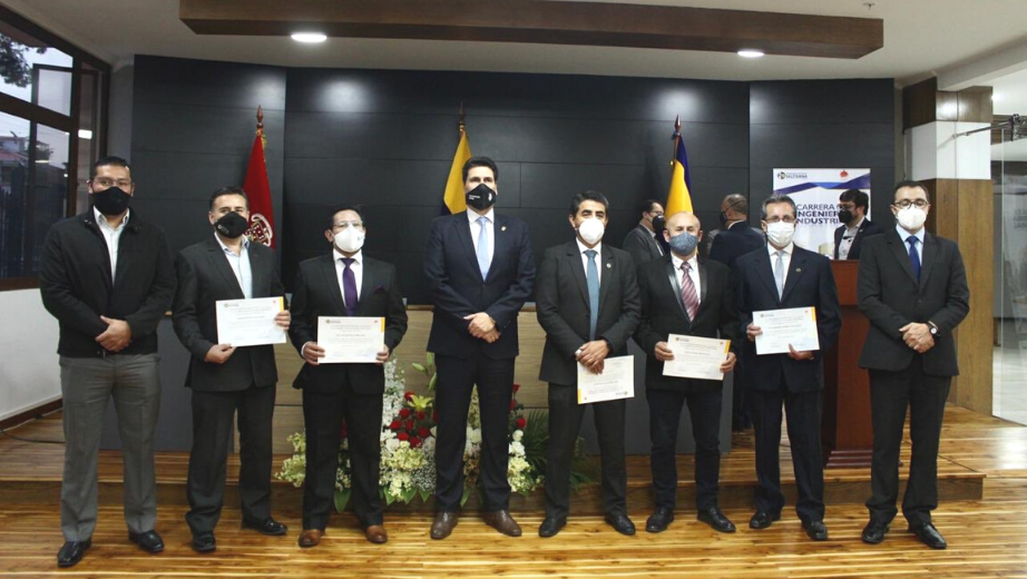 (Imagen cortesía) Docentes, autoridades y ex alumnos de la carrera de Ingeniería Industrial con sus reconocimientos