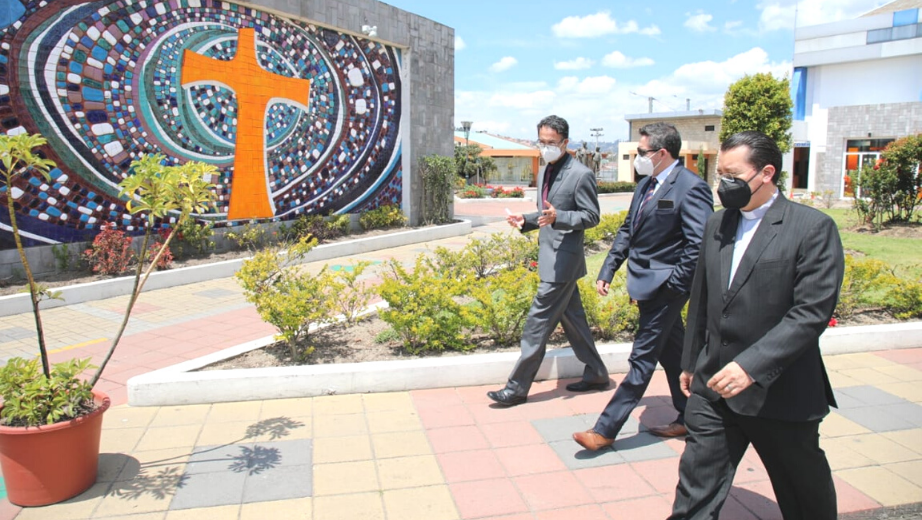 Dr. Juan Manuel García (c) junto al Rector de la UPS, P. Juan Cárdenas y Fernando Pesántez, Vicerrector General