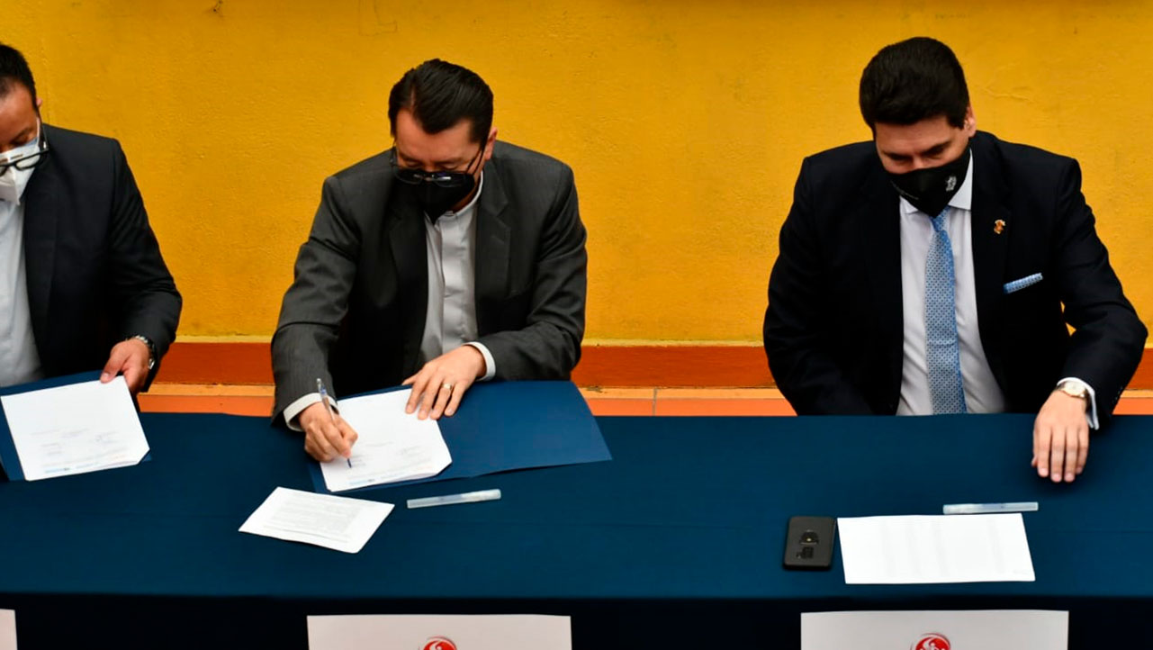 Momento de la firma del convenio entre las empresas municipales