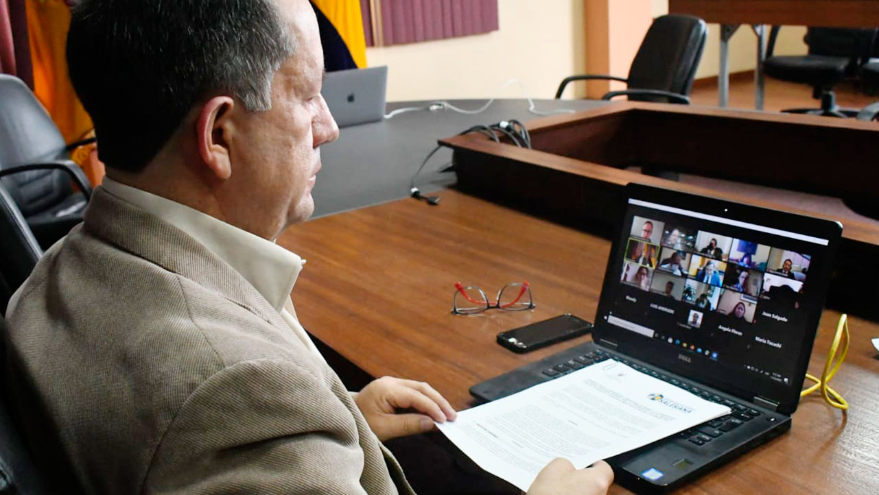 Pablo Farfán da lectura a los detalles del convenio