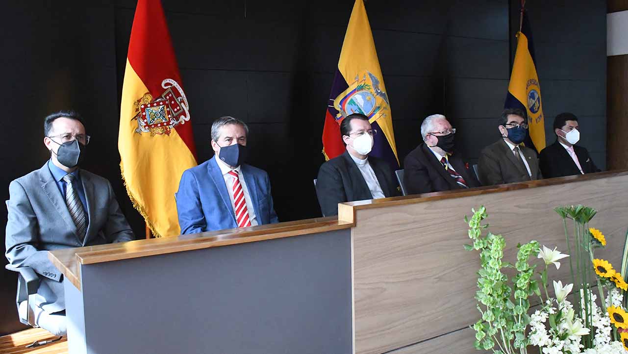 (De izq.) Fernando Pesántez, Francisco Salgado, P. Juan Cárdenas, Juan Cordero Iñiguez, Omar Álvarez, Blas Garzón