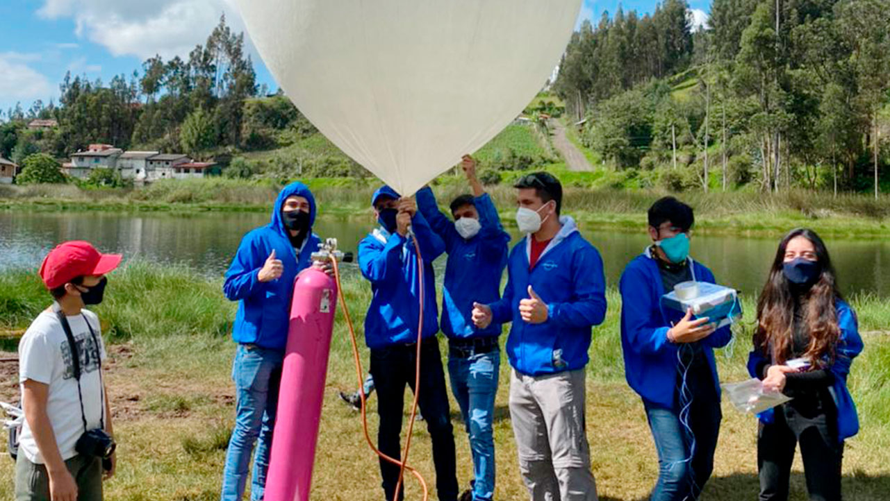 Proceso de lanzamiento del globo, desde el inflando hasta su elevación