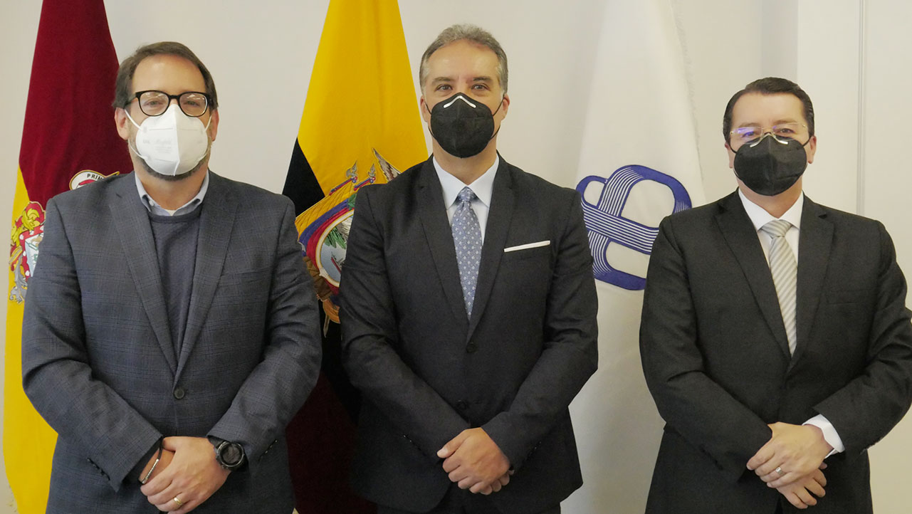 Representantes de las instituciones involucradas en la firma del convenio con CEDIA y Cartopel