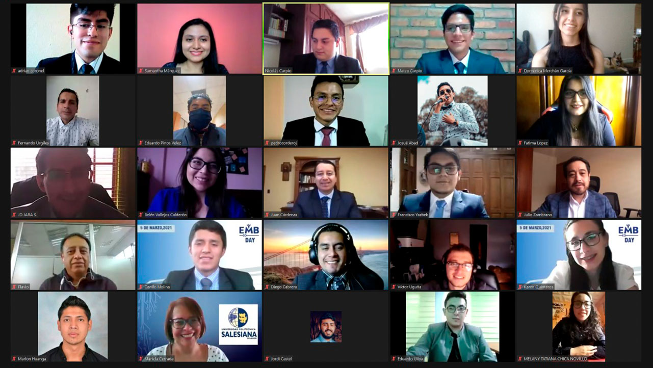 Estudiantes y docentes durante la posesión de la nueva directiva IEEE sede - Cuenca