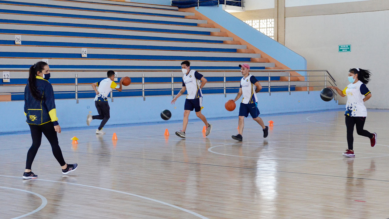 Estudiantes en la práctica de Baloncesto