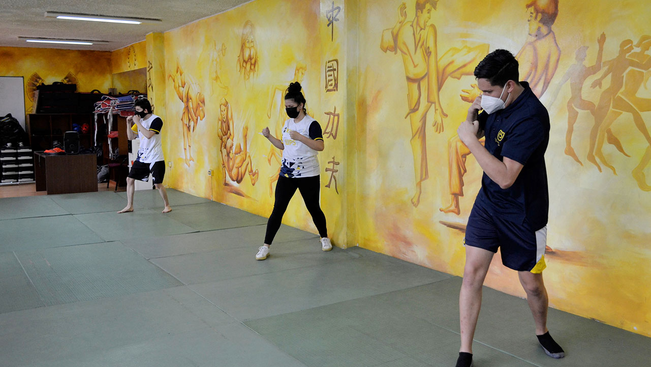 Estudiantes realizando sus prácticas de deporte de combate