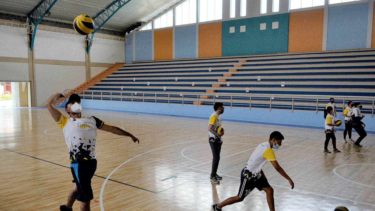 Estudiantes practicando Voleibol sala