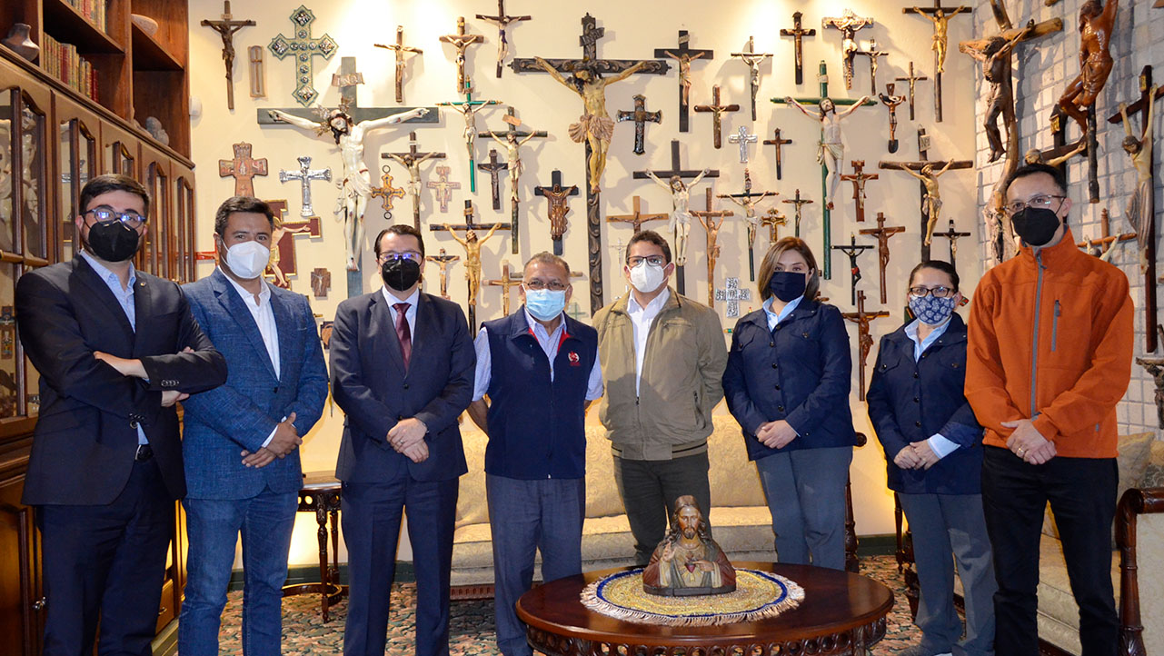 Autoridades de la UPS junto al P. Francisco Sánchez, Inspector de los Salesianos del Ecuador