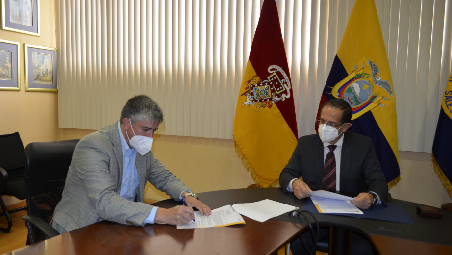 Firma del convenio entre el Vicerrector de la UPS sede Cuenca, Fernando Moscoso Merchán, y Simón Toral, Gerente Campo Santo Santa Ana.