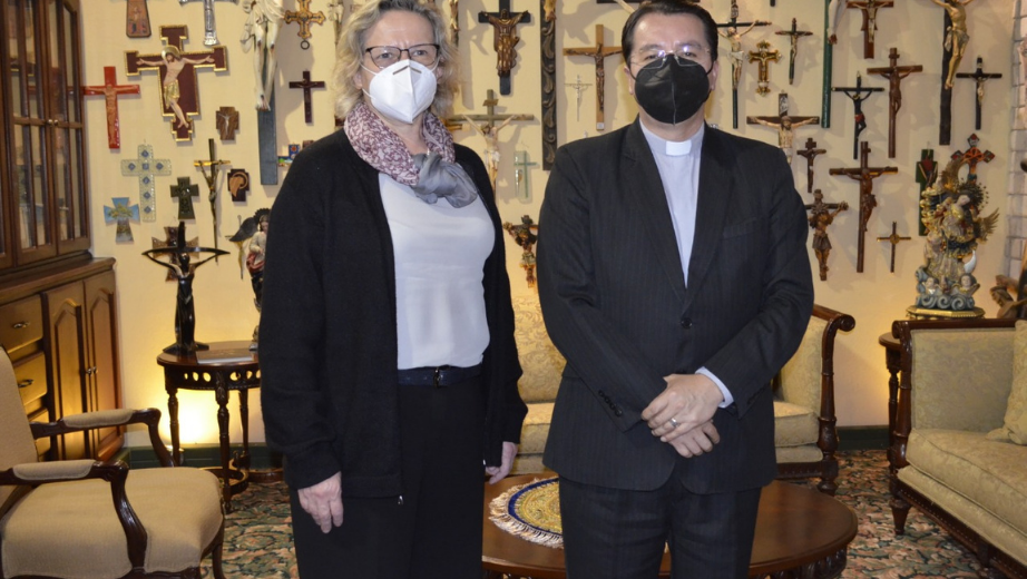 La Embajadora Caterina Bertolini y el Rector de la UPS. P. Juan Cárdenas T.