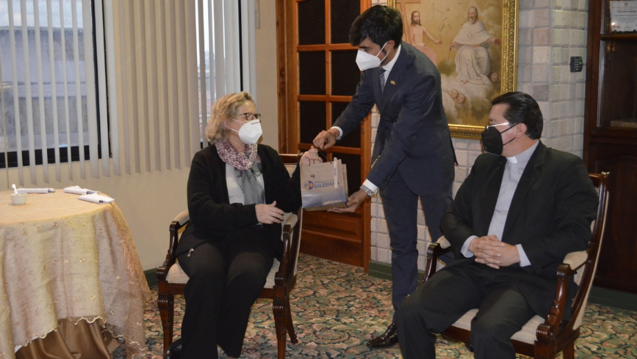 El Secretario de Relaciones Internacionales de la Universidad, Bernando Salgado, realiza la entrega de un presente a la Dra. Bertolini y a su comitiva.