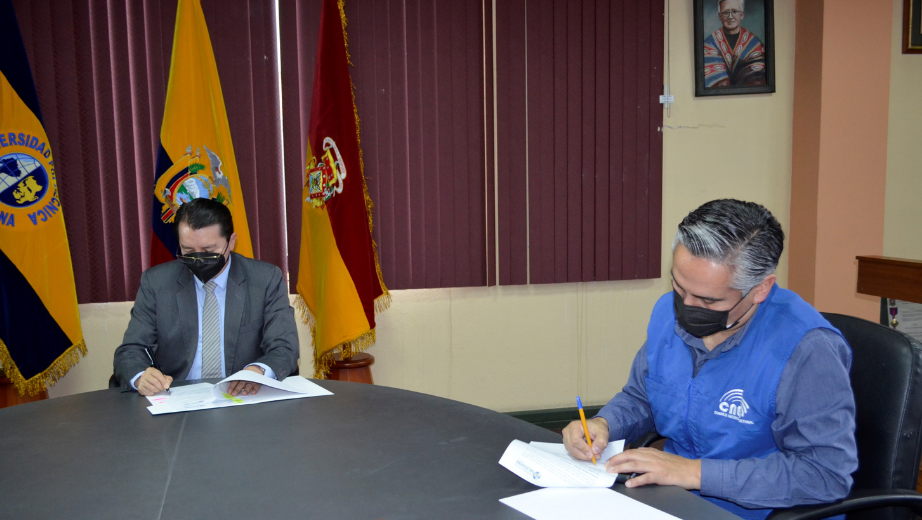 Firma del convenio entre la UPS y el CNE Delegación Azuay.