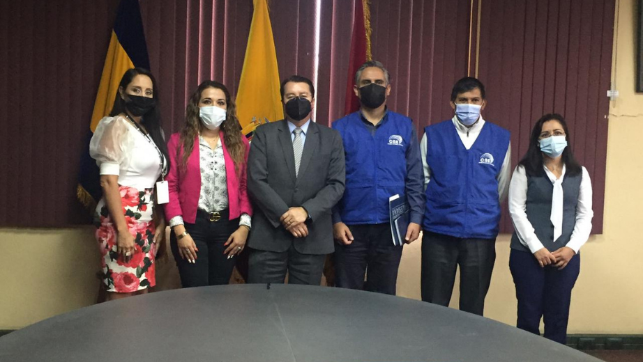 Personeros de la Universidad Politécnica Salesiana y del CNE