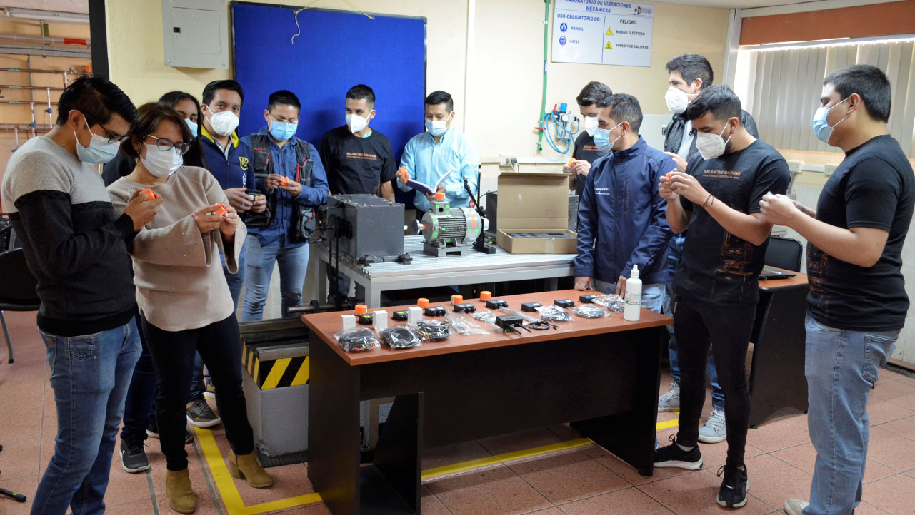 Miembros del GIDTEC durante el análisis y estudio de los equipos