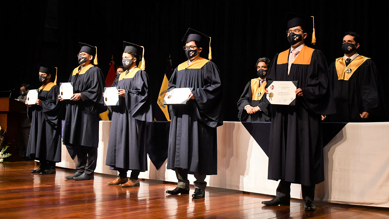 Primera promoción de graduados pertenecientes a la carrera de Mecatrónica de la sede Cuenca